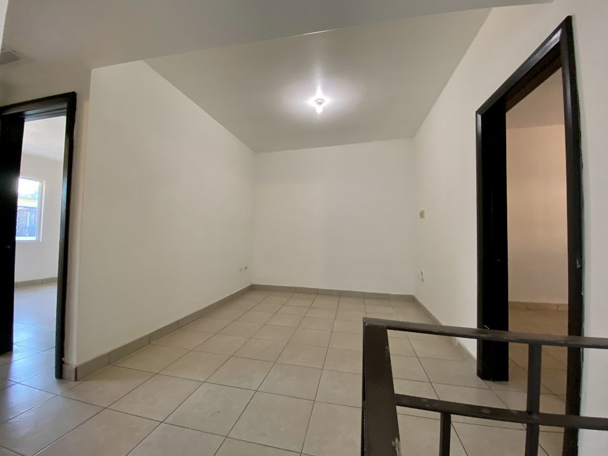 10 de 21: Estancia Planta alta y recámaras