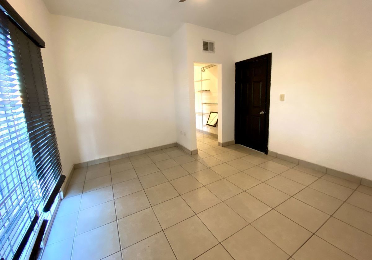 12 de 21: Recamara principal/pasillo para closet y baño completo