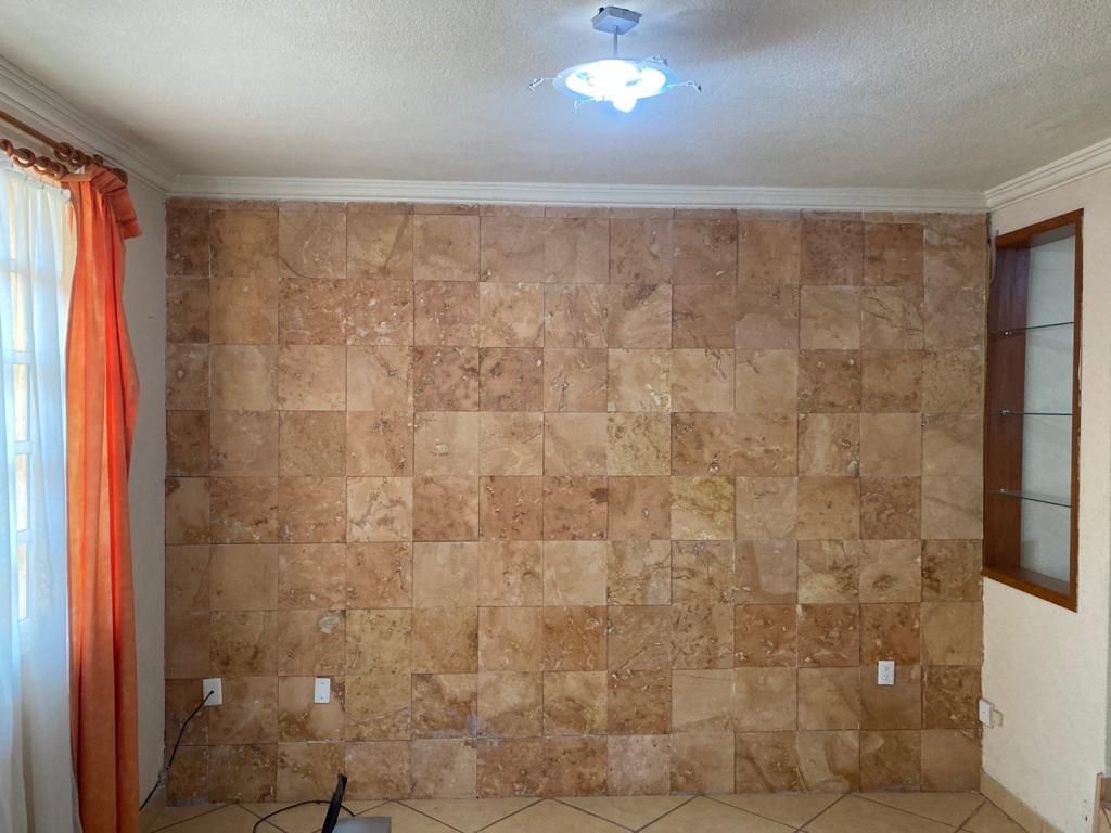 10 de 31: Sala con pared de cantera.