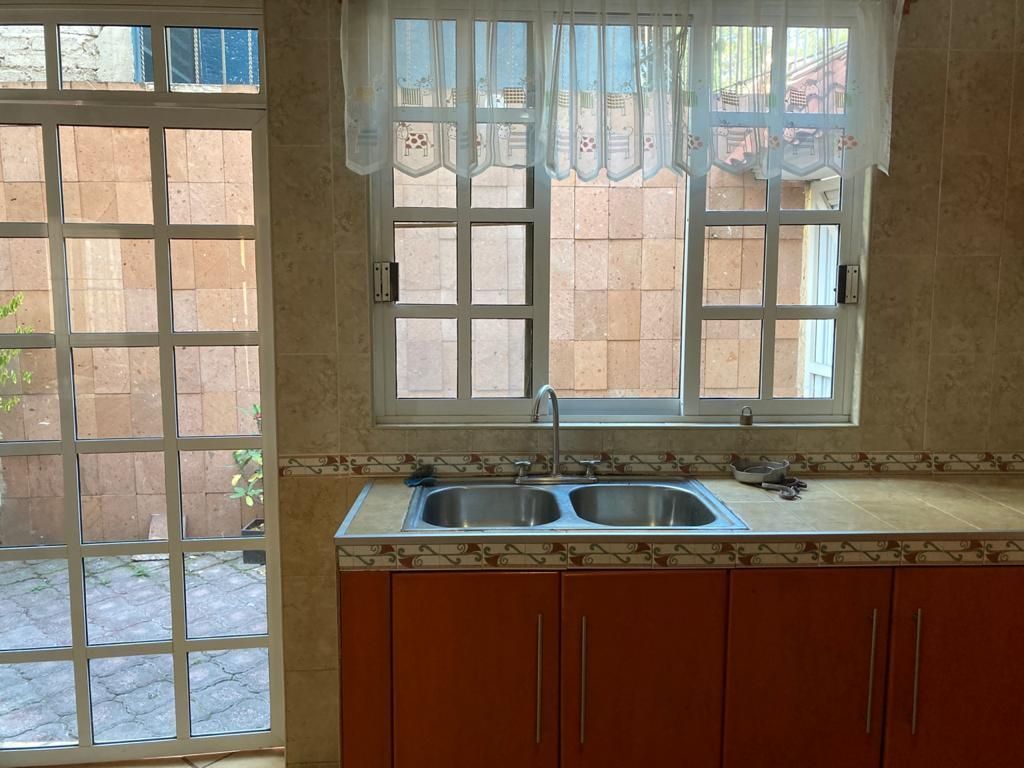 4 de 31: Cocina con vista a la terraza.