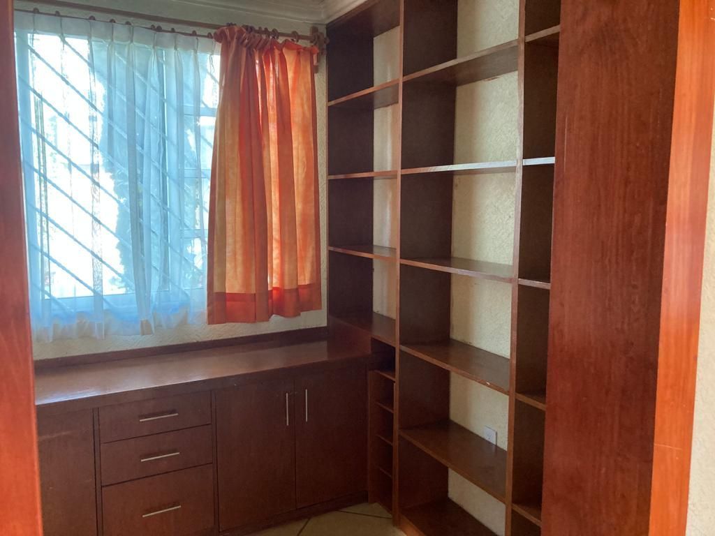 12 de 31: Estudio con librero y escritorio de madera.