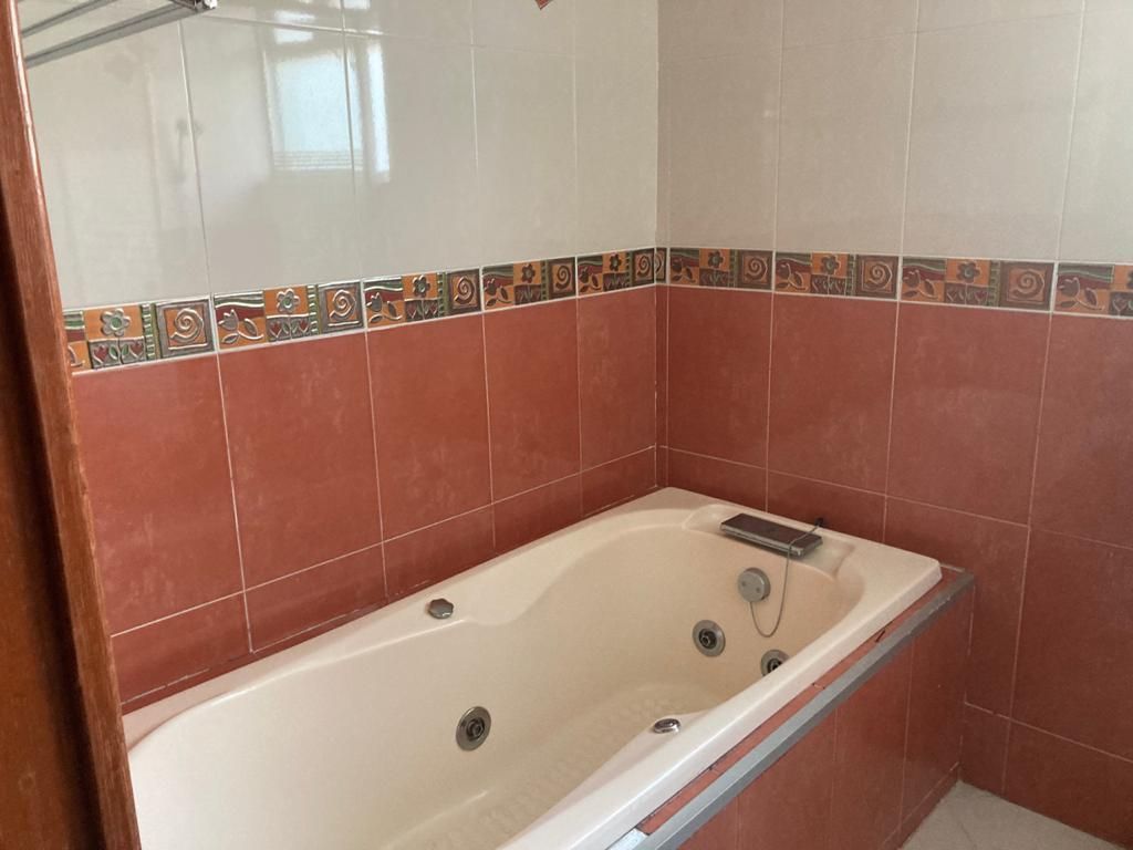 25 de 31: Baño de recamara principal con jacuzzi.