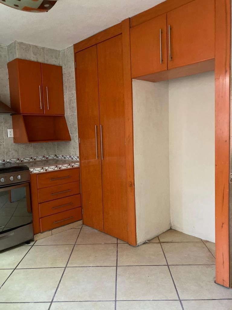 5 de 31: Bodega y espacio para refrigerador.