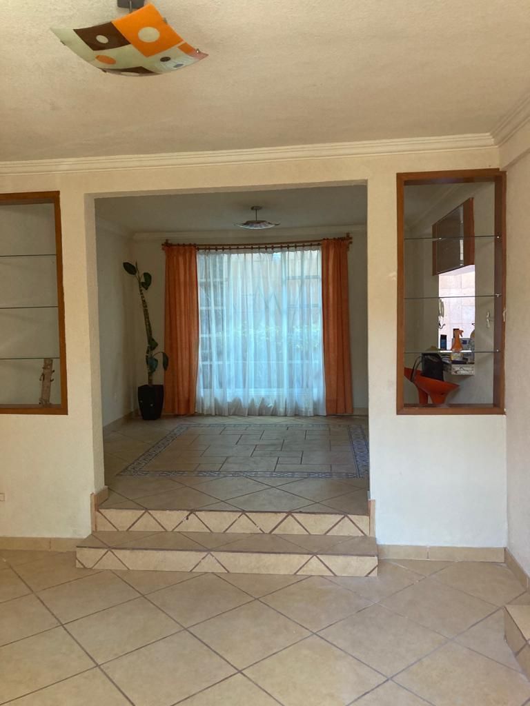 8 de 31: División de comedor y sala con jugueteros de madera.