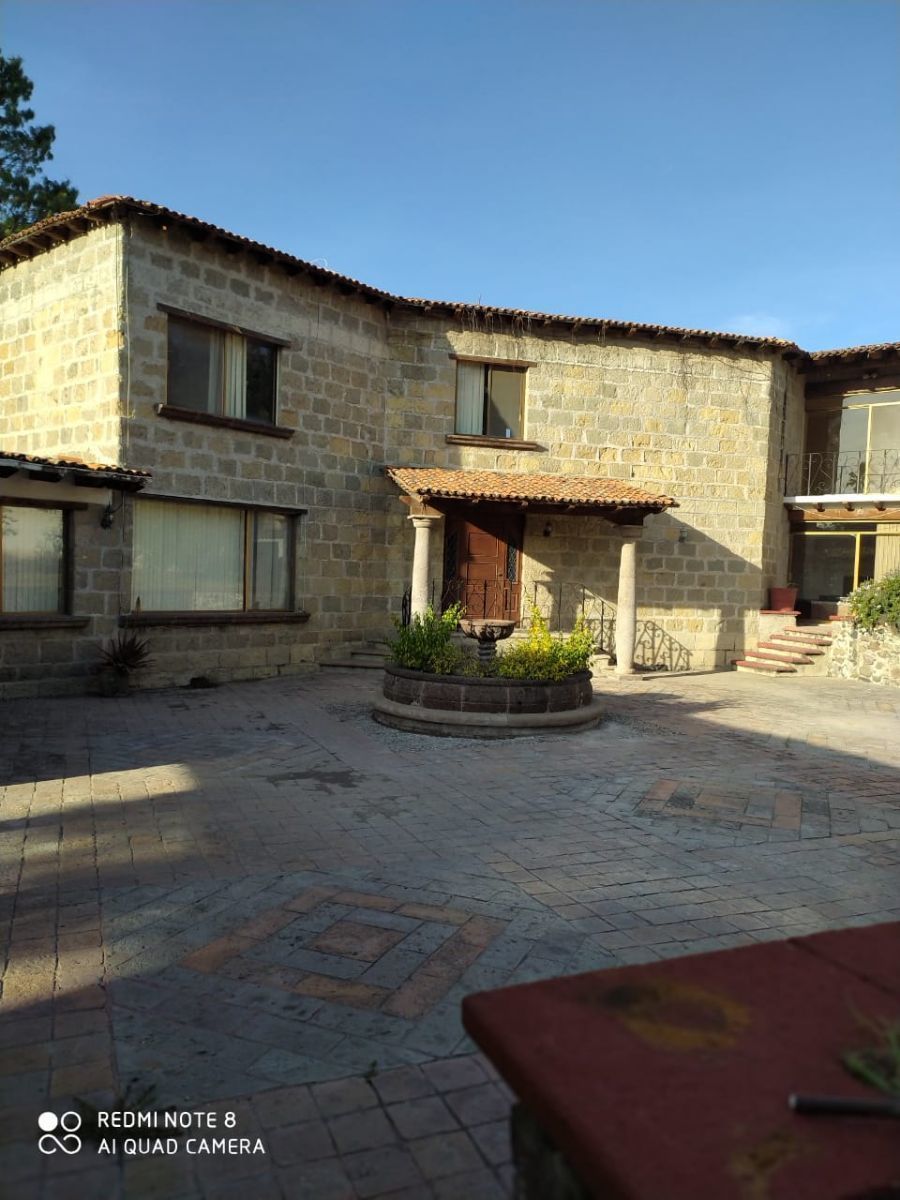 CASA EN VENTA EN COLINAS DEL BOSQUE, 5 REC.,  BAÑOS.