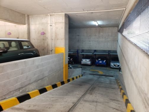 32 de 35: Estacionamiento con 300 cajones disponibles