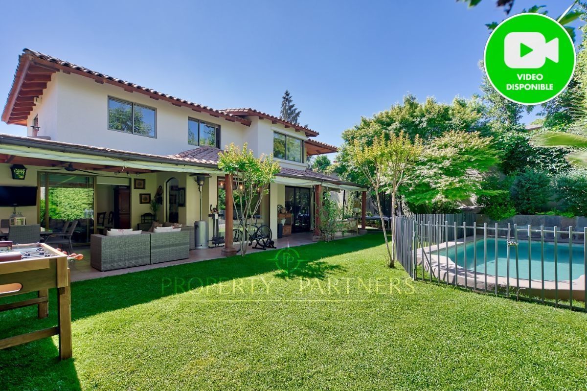 Amplia Casa Chilena en condominio con gran plaza central en La Dehesa