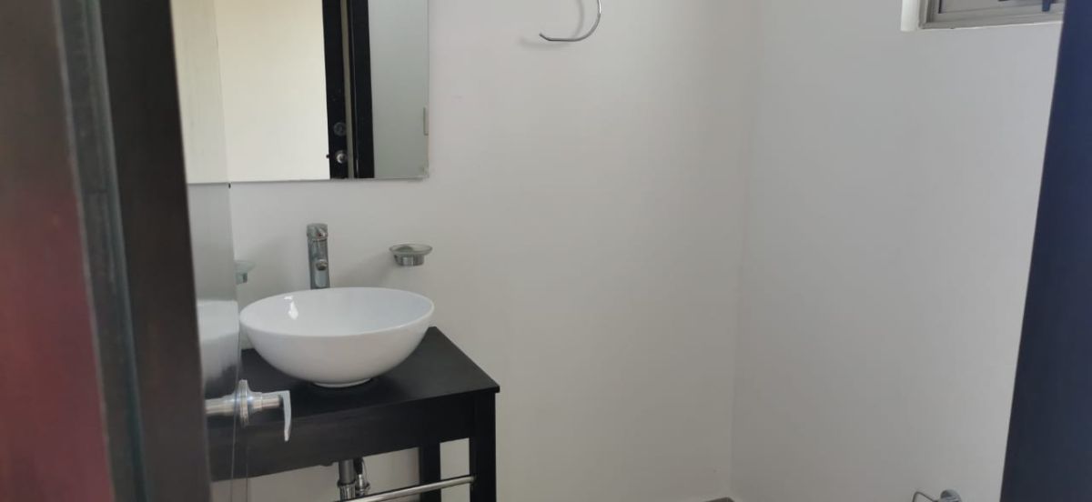 6 of 12: Medio Baño