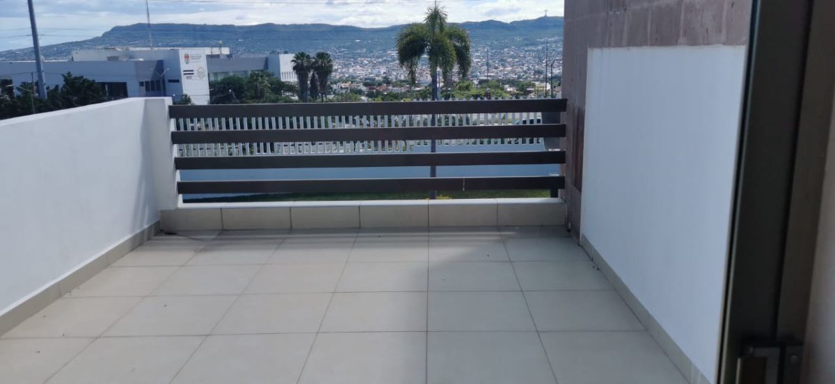8 of 12: Terraza