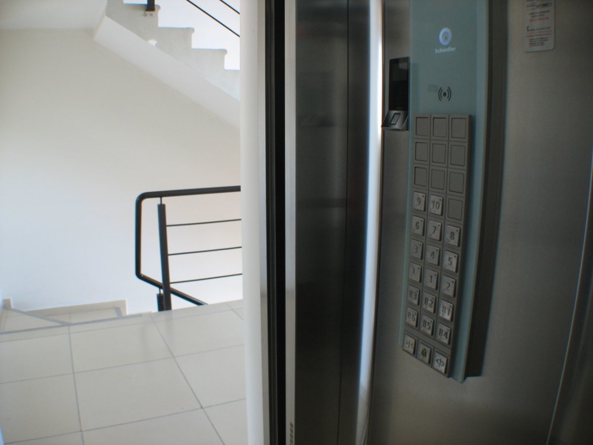 3 de 42: Elevador y escaleras