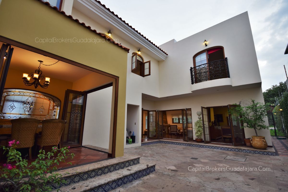 Casa de lujo en venta en El Palomar estilo Hacienda Mexicana sur |  EasyBroker