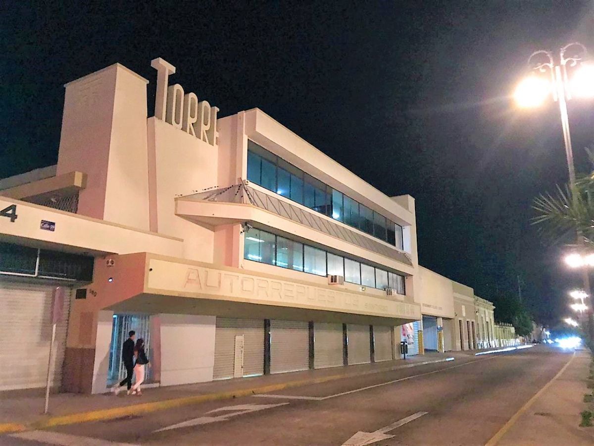Magnifico Edificoen Esquina con Oficinas, Frente a la Iglesia de Santiago Merida