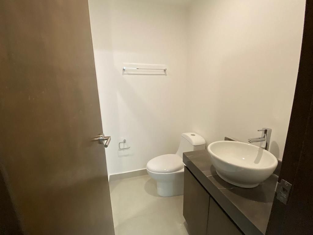 9 de 39: Medio Baño