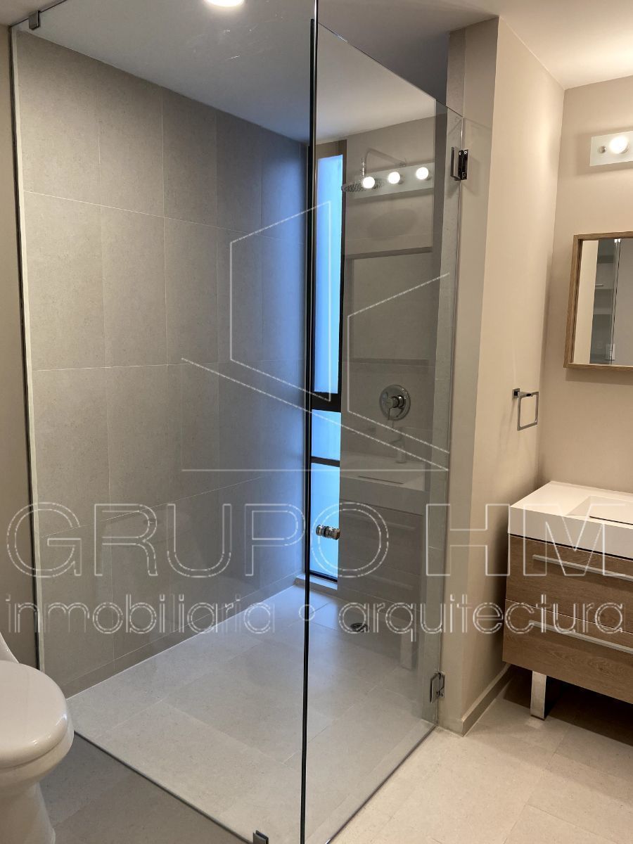 6 de 13: Baño completo de visitas
