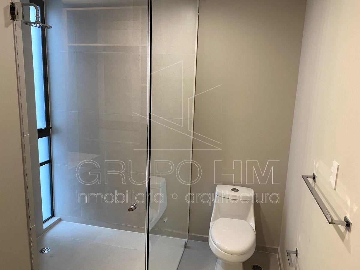 7 de 13: Baño completo de visitas