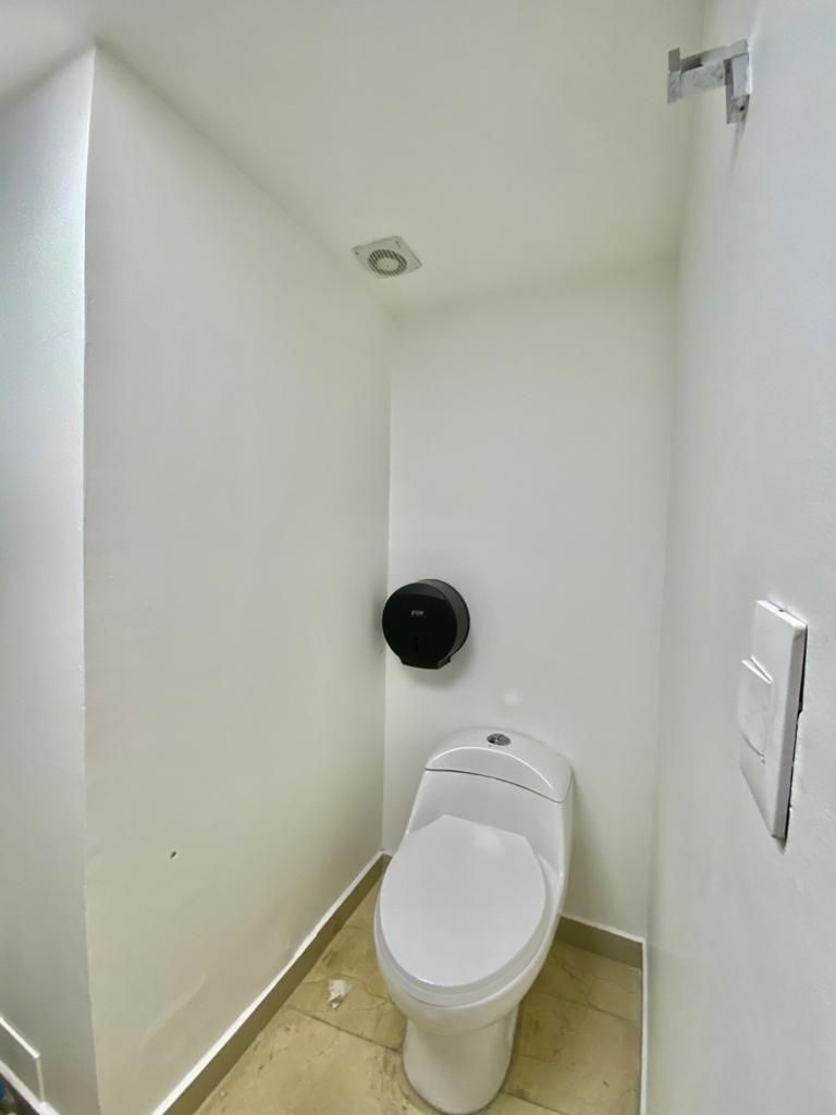 BAÑO DENTRO DE LA OFICINA