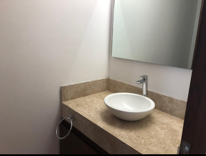 6 de 12: Baño de visitas