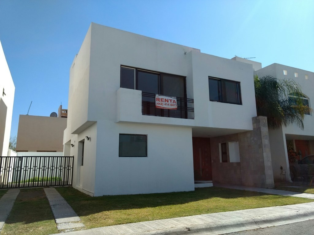 Renta casa Puerta Real, Querétaro, 3 Recámaras, hall ., cuarto servicio  | EasyBroker
