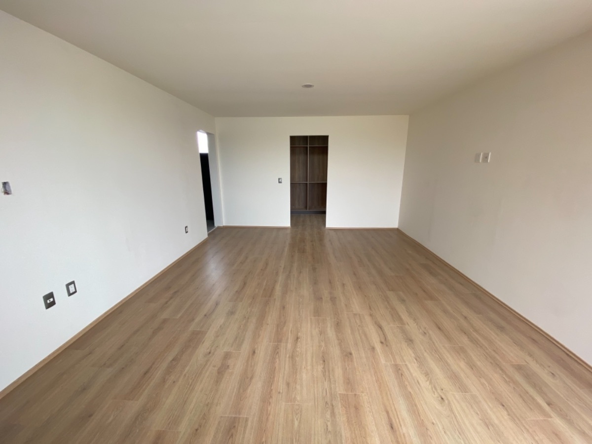 13 de 27: Recámara principal con vestidor y baño