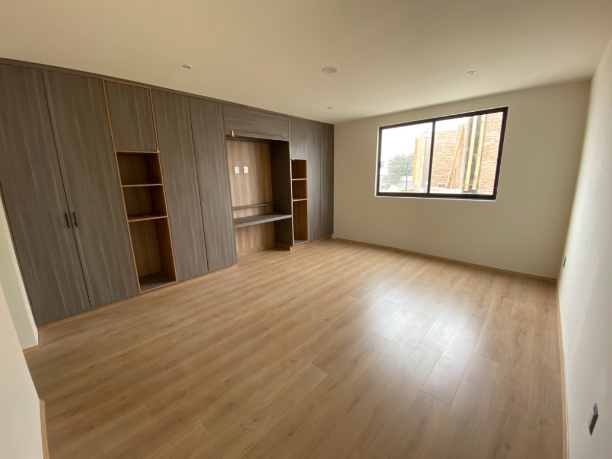 16 de 27: Recámara secundaria con baño