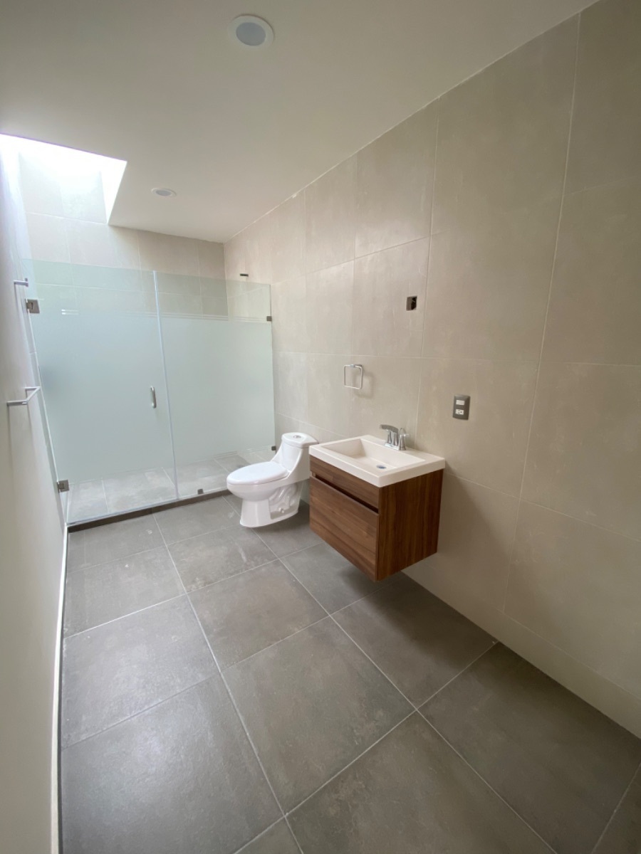 17 de 27: Baño de recámara secundaria