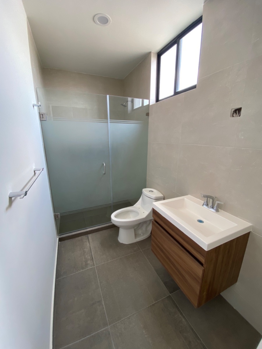 19 de 27: Baño de segunda recámara secundaria