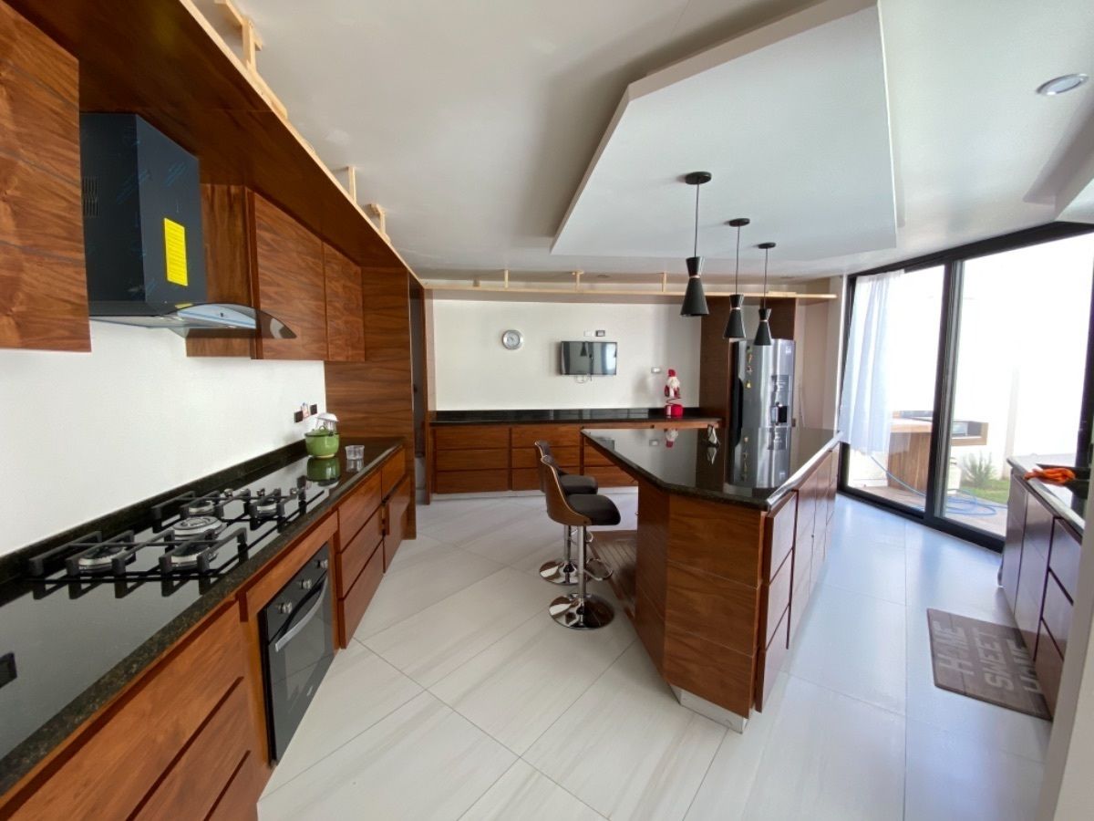 Cocina equipada con isla y alacena