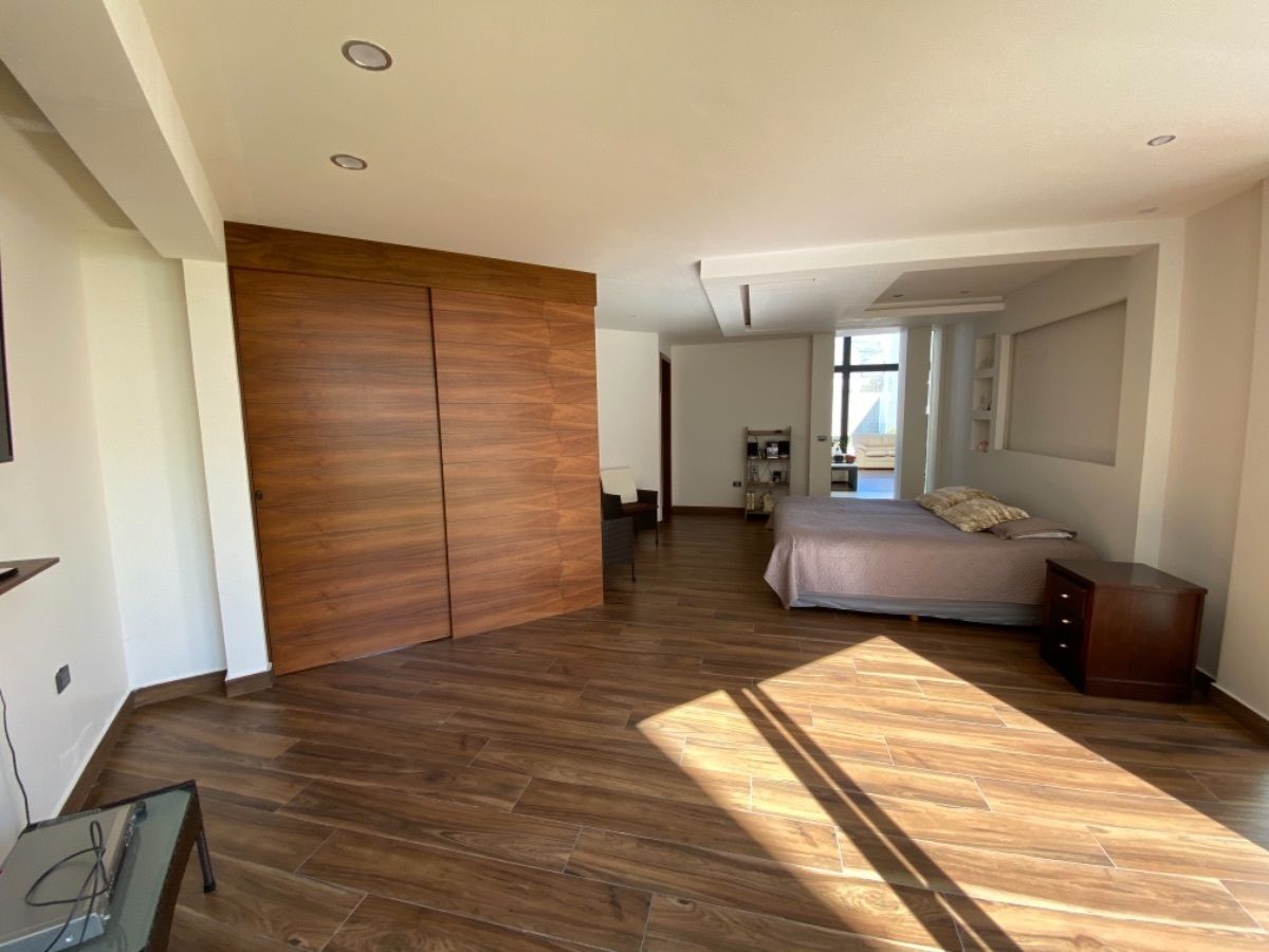 Recámara principal con vestidor, baño y acceso al jardín