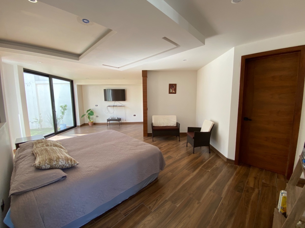 Recámara principal con vestidor, baño y acceso al jardín