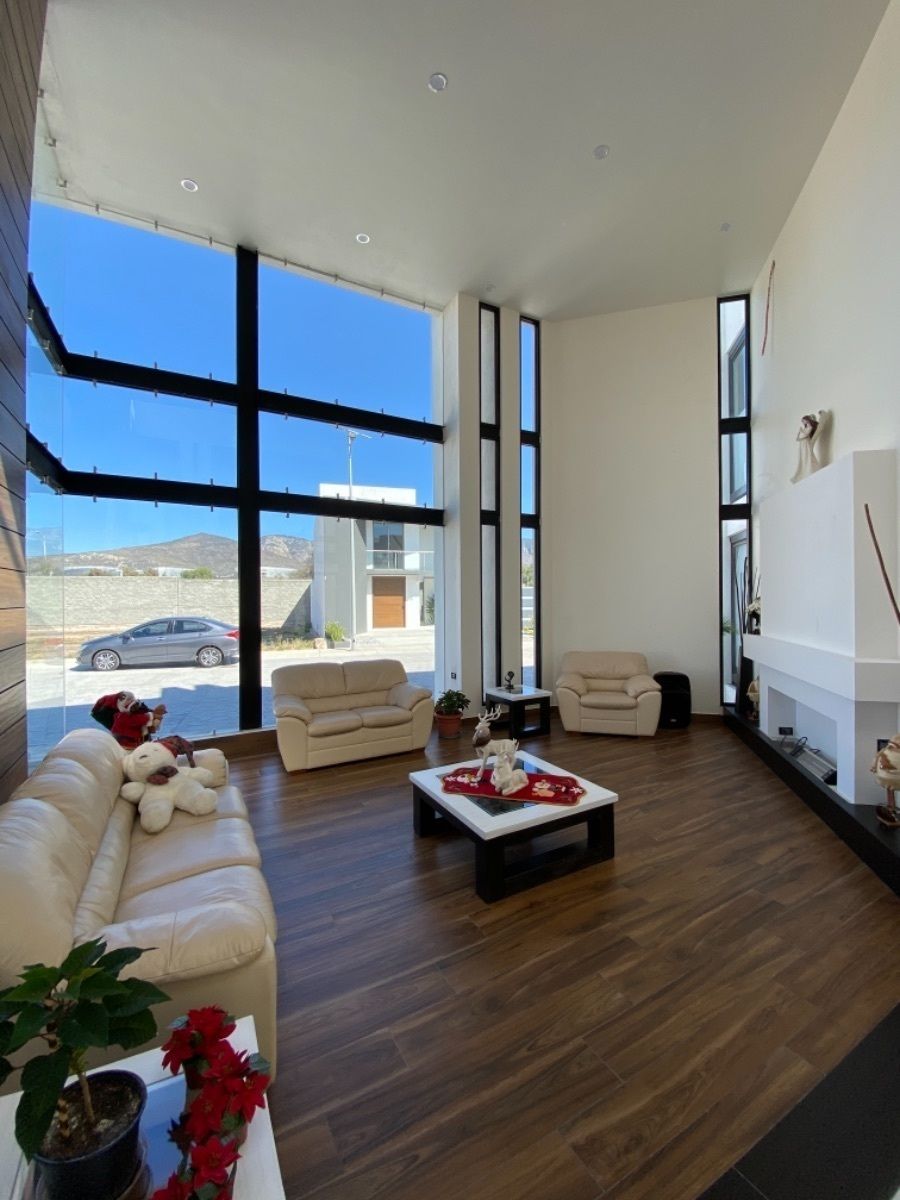 Sala con chimenea a doble altura