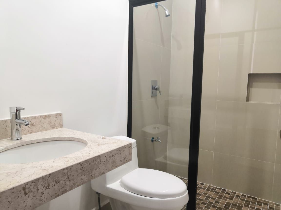 12 de 26: Baño Segunda Recámara