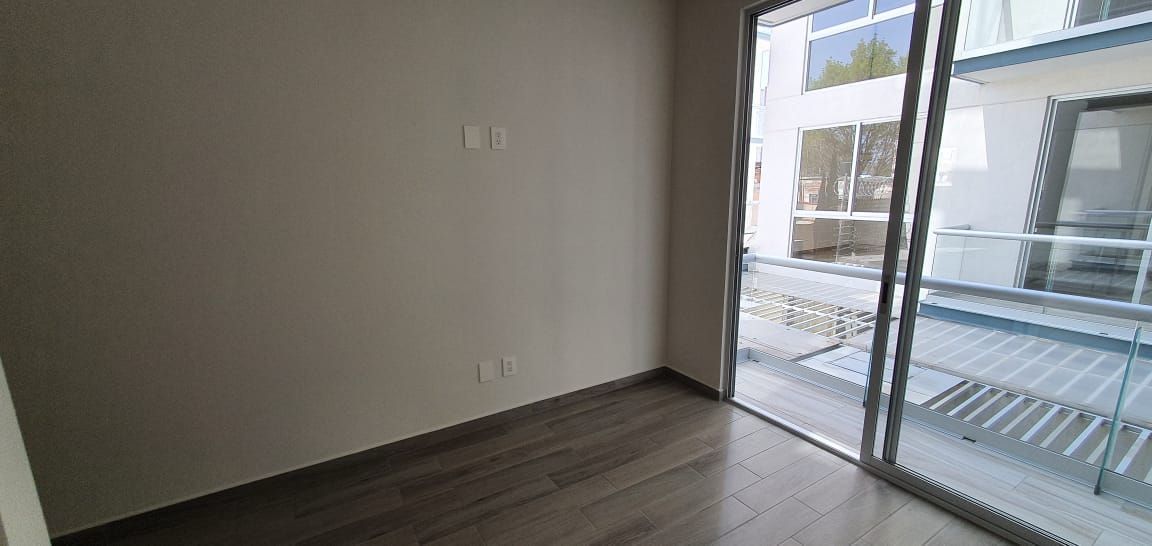 5 de 48: recamara con balcon