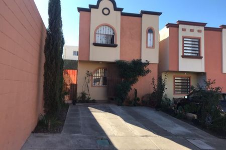 Casa en venta en esquina con terreno excedente en Jardines de la Mision