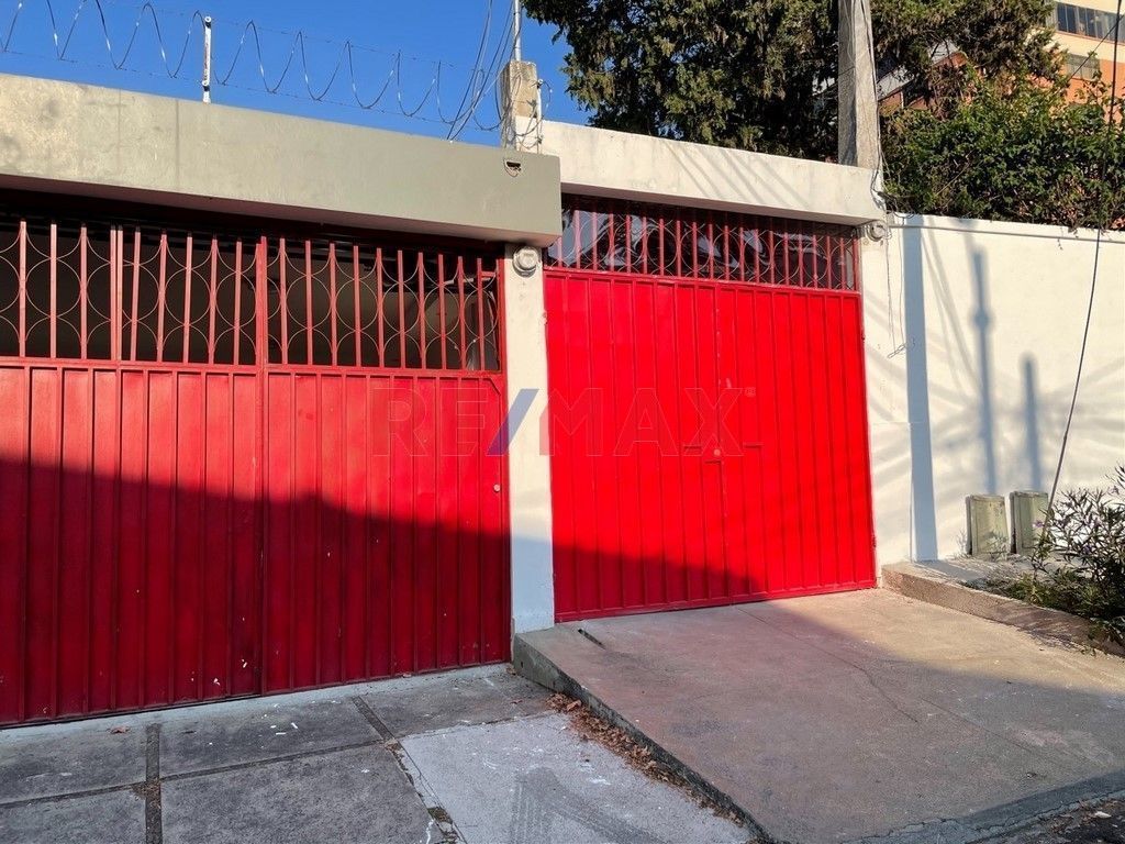 1 de 13: Fachada frontal acceso portón rojo lado izquierdo 