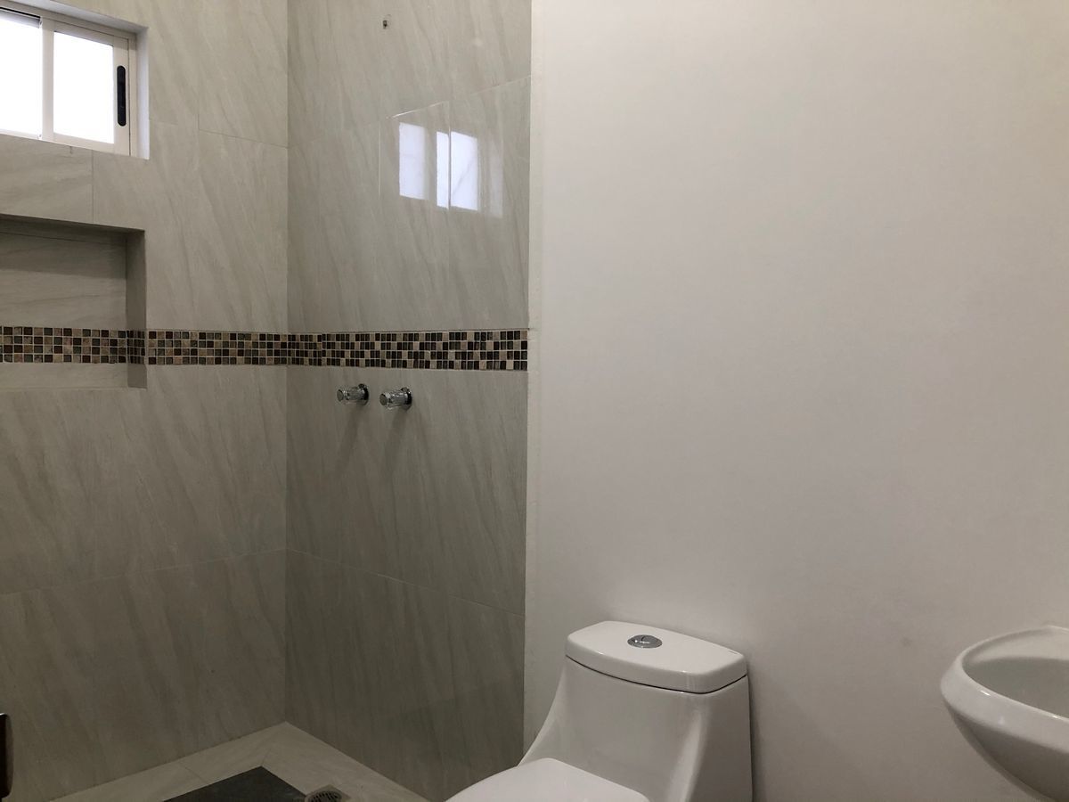 23 de 27: Baño de Servicio.