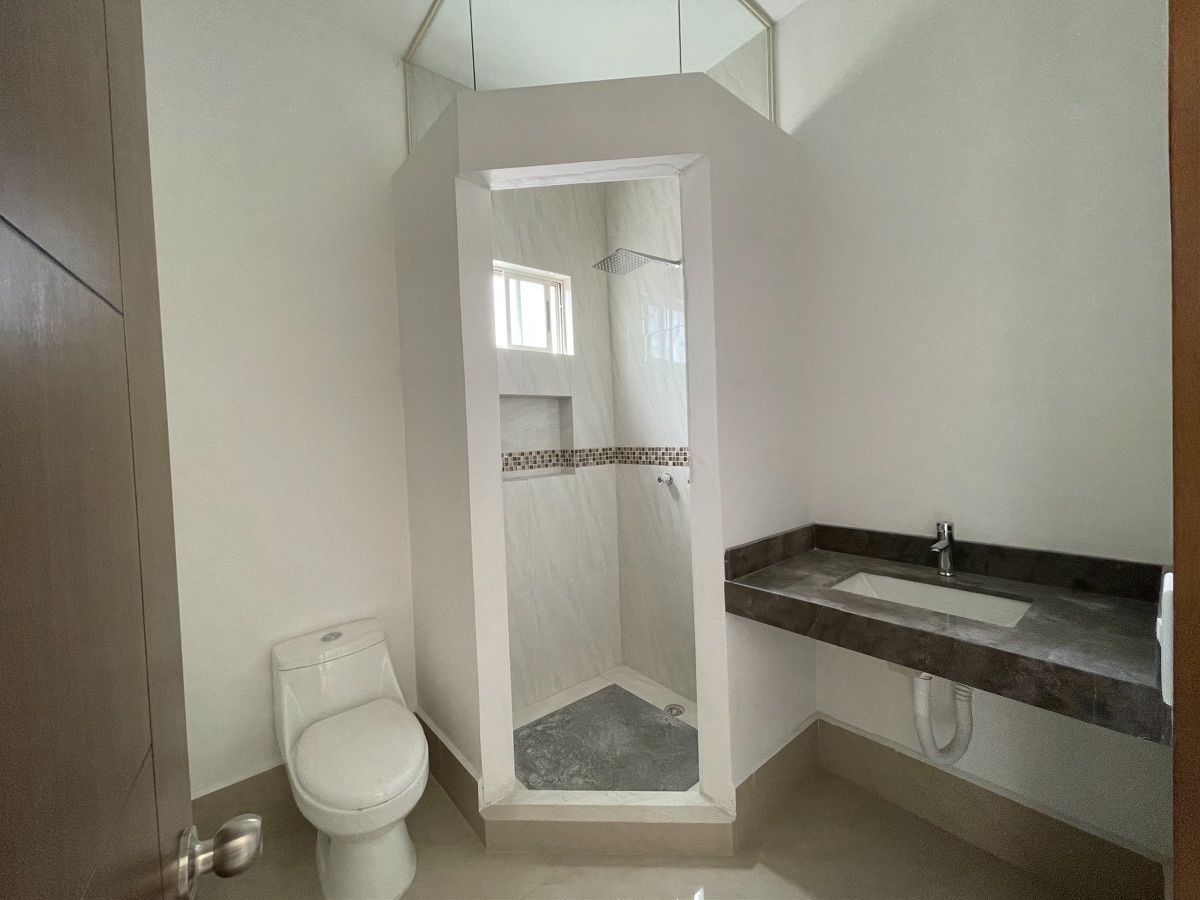 18 de 27: Baño Recámara Secundaria.