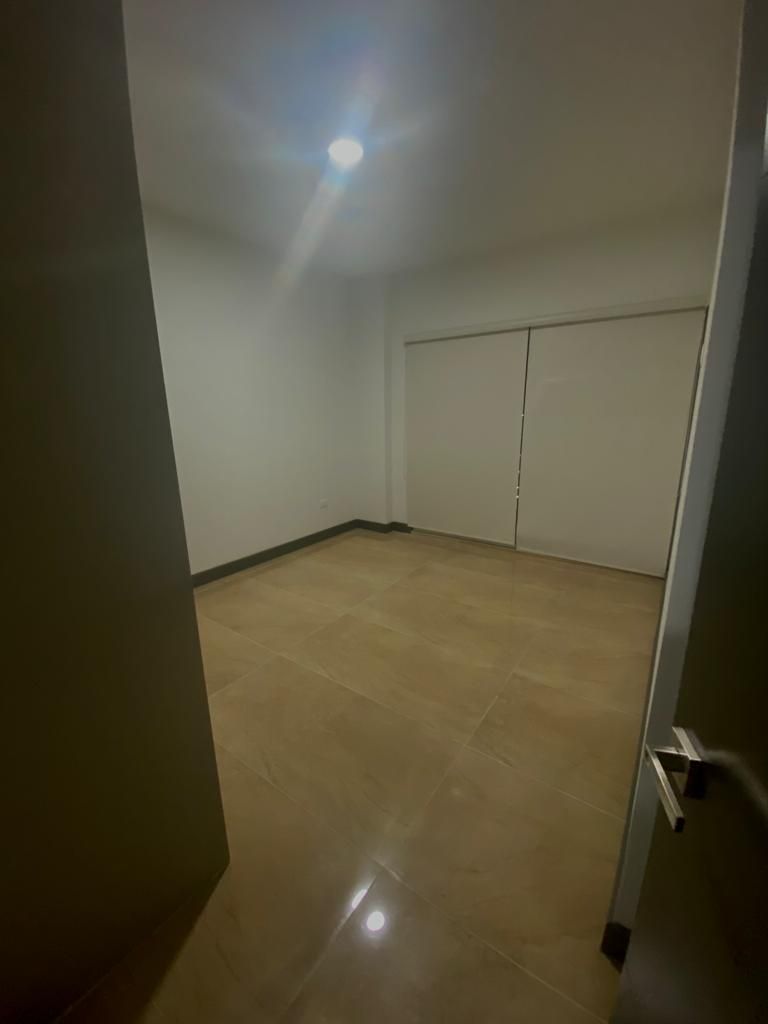 11 de 13: Recámara secundaria con persianas