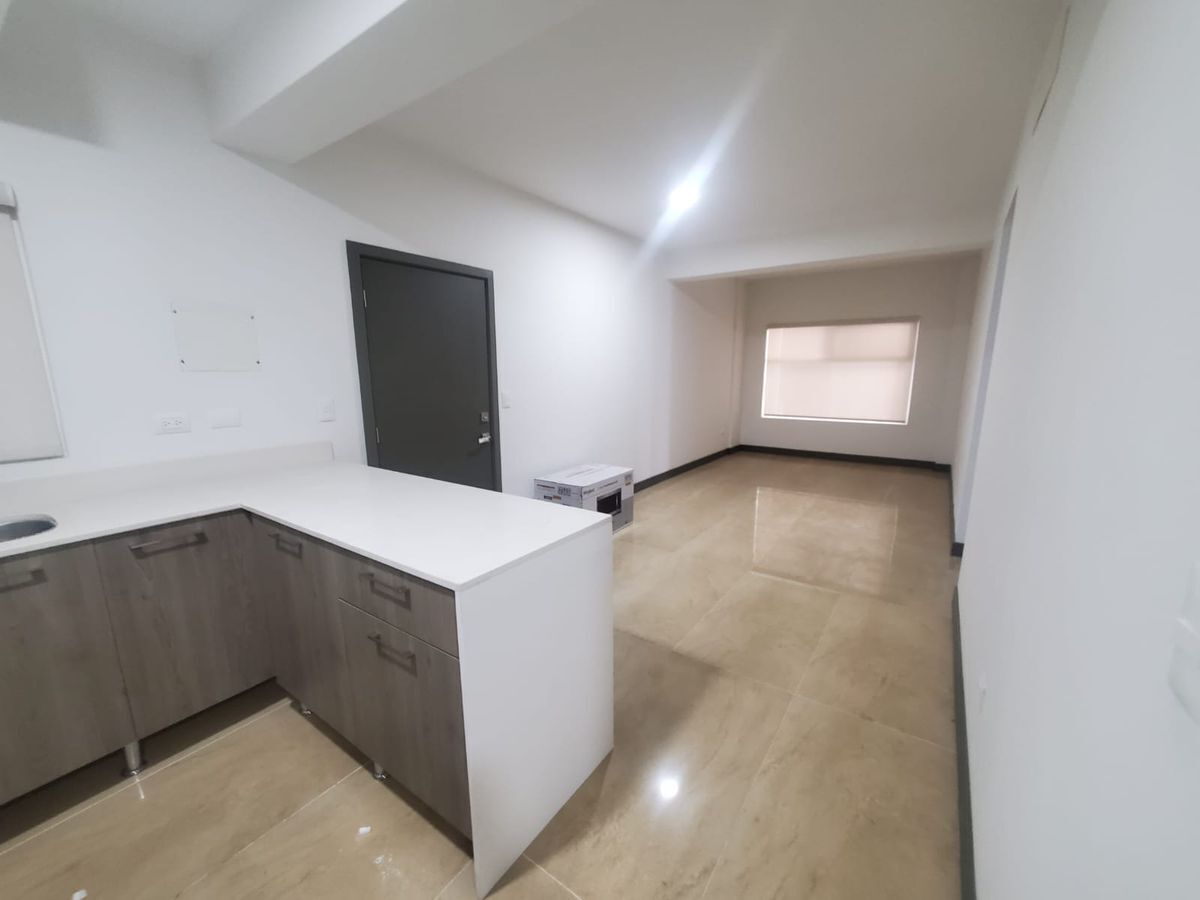 2 de 13: Comedor y sala con excelente iluminación