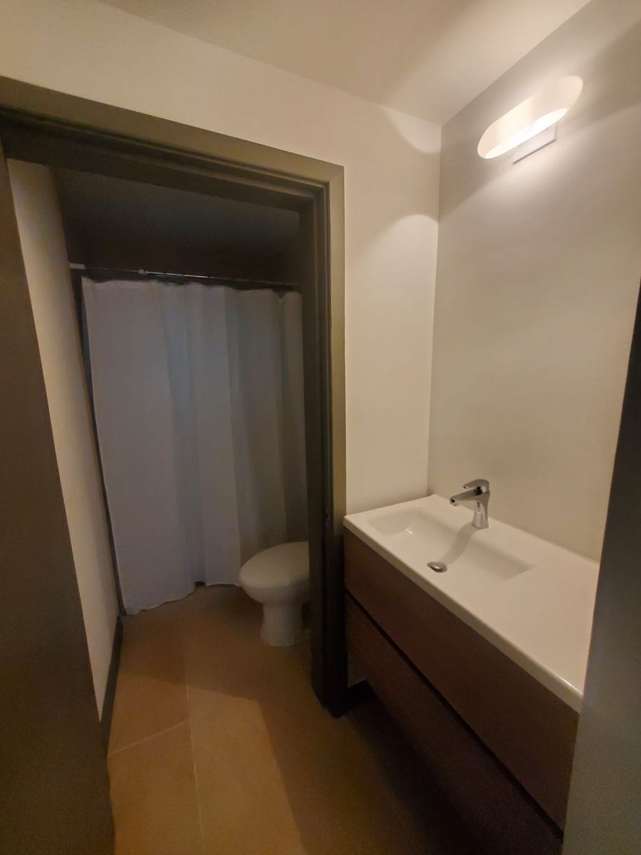 13 de 13: Baño completo de recámara secundaria y de visitas
