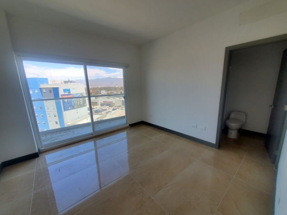 7 de 13: Recámara principal con persianas