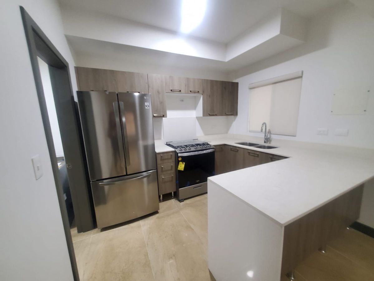 4 de 13: Barra de cuarzo en cocina y cuarto de lavado contiguo
