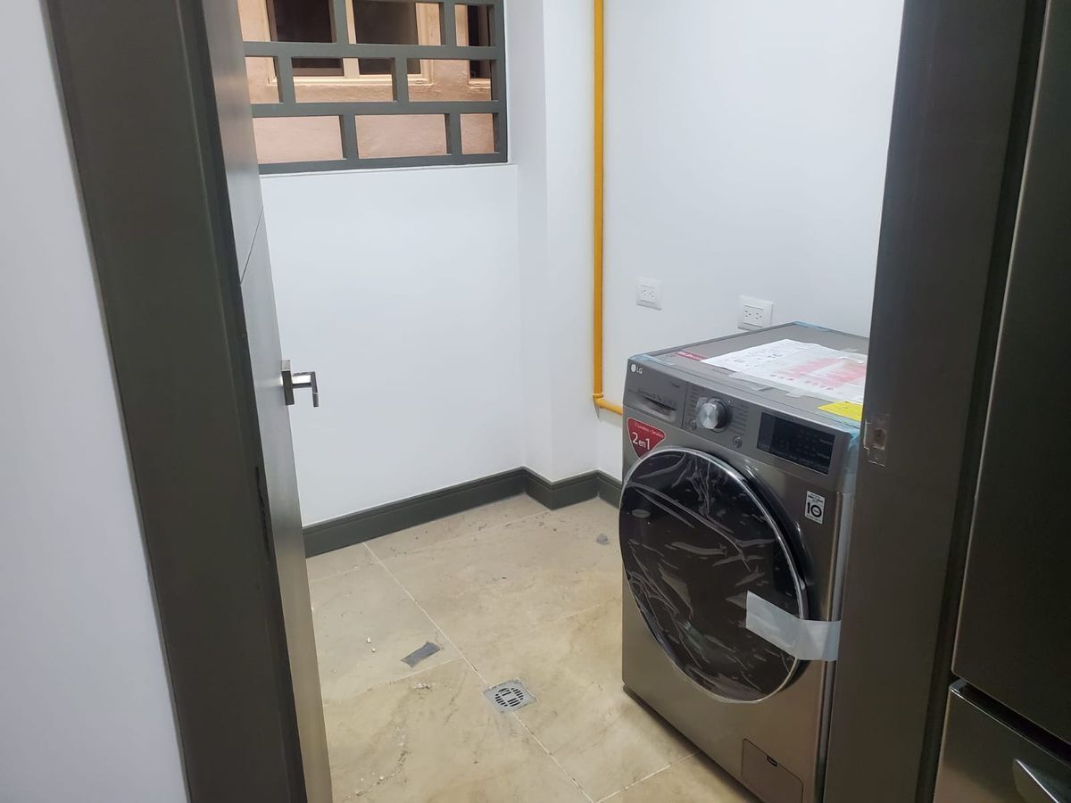 5 de 13: Cuarto de lavado con lava secadora incluida