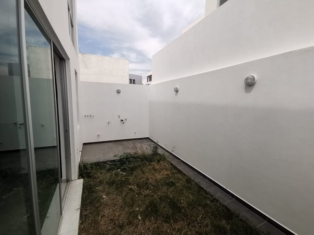 7 de 18: JARDIN TRASERO