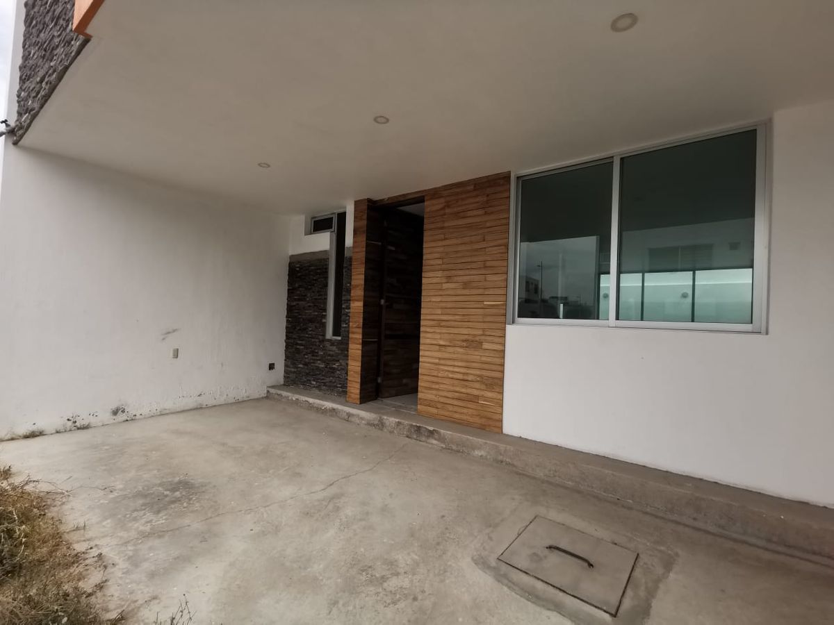 3 de 18: PUERTA DE ACCESO