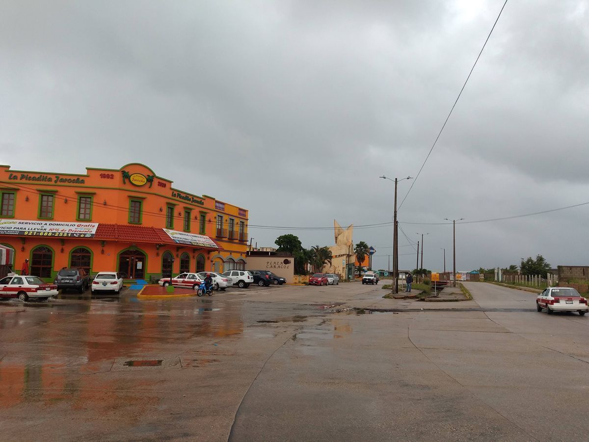 4 of 8: Vista Frontal Av. Jirafas
