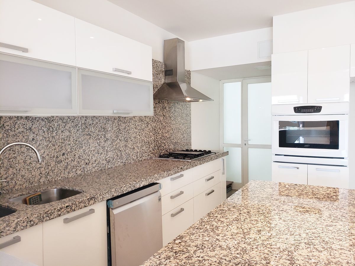 4 de 43: Placas de granito y amplios gabinetes.