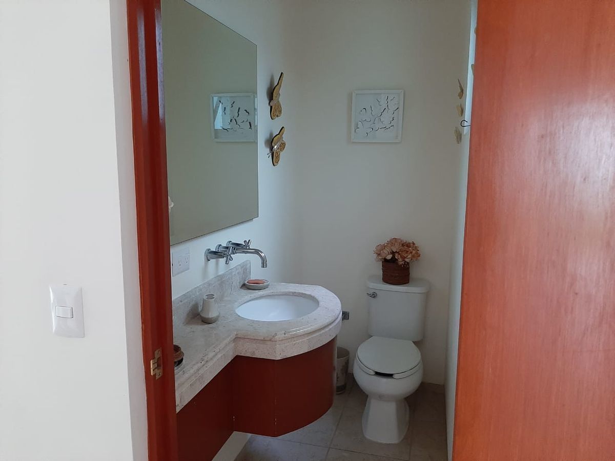 10 de 36: PB, medio baño de visitas