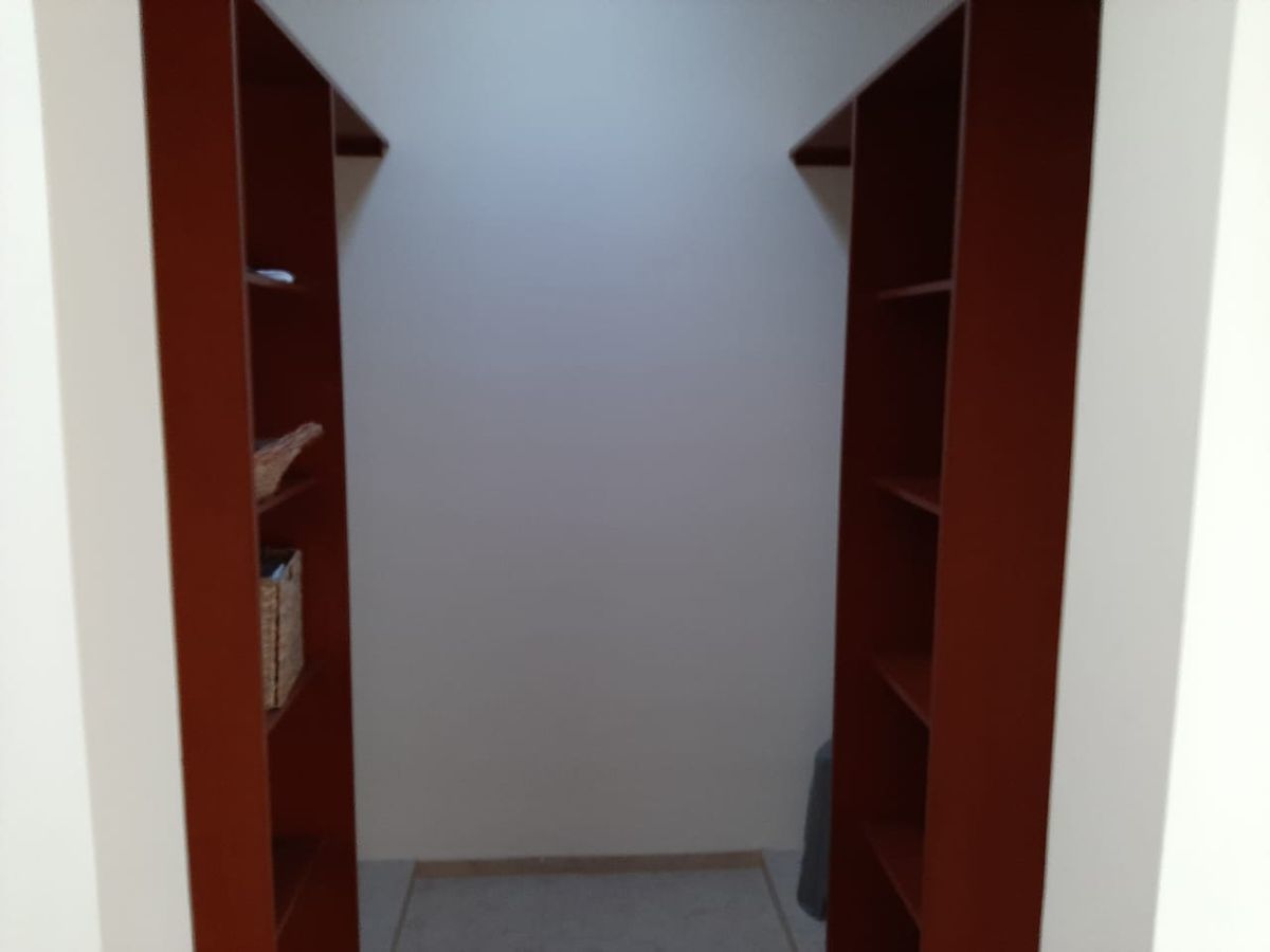 11 de 36: Clóset-vestidor, recámara principal