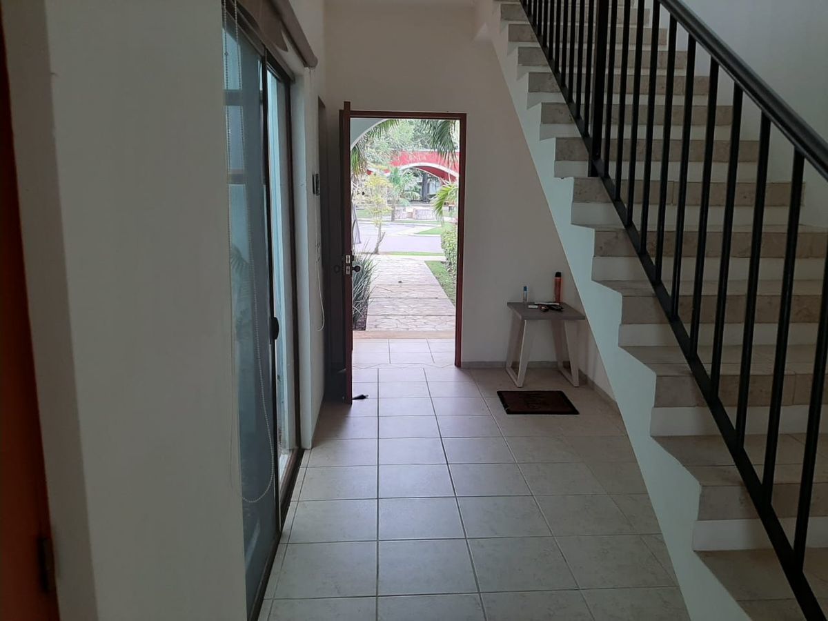 14 de 36: Acceso principal y escalera a P.A.