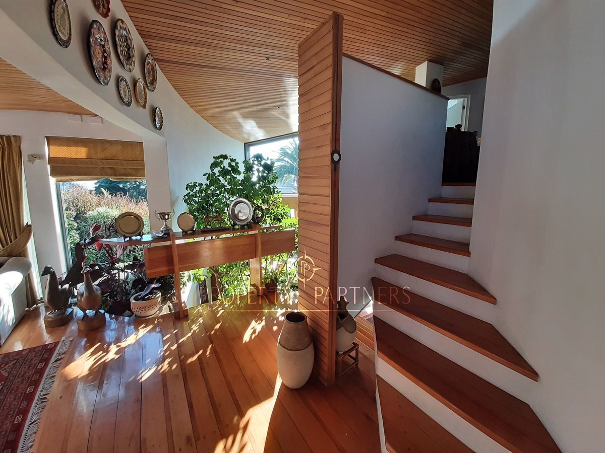 1 de 34: Escalera que conecta piso intermedio y 2do piso 